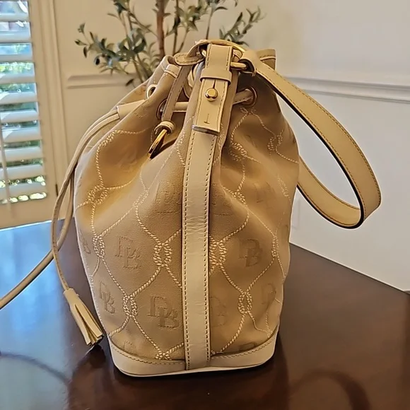Dooney & Bourke Monogram Signature Drawstring Bucket Shoulder Bag White Leather - Picture 6 of 17